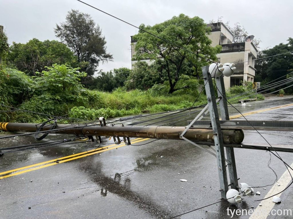【有片】疑過彎搶快自撞 電線桿橫躺路中50戶慘停電 141348 scaled 1