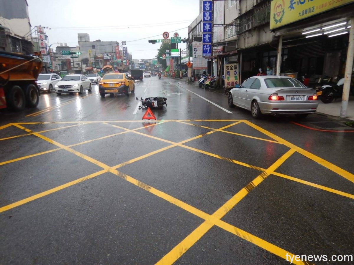 【有片】女騎士疑閃避車輛失控打滑 自摔翻滾受傷 143433 scaled 1