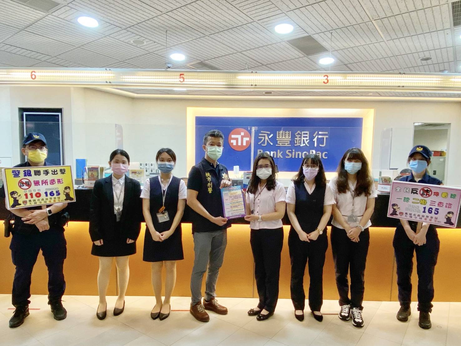 大園警組反詐宣導團 教行員攔阻民眾受騙 144303