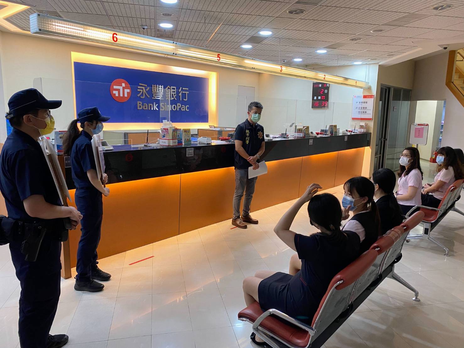 大園警組反詐宣導團 教行員攔阻民眾受騙 144305