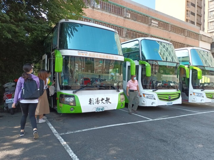 14470398025932 朝揚文理補習班自購遊覽車。圖:朝揚文理補習班提供