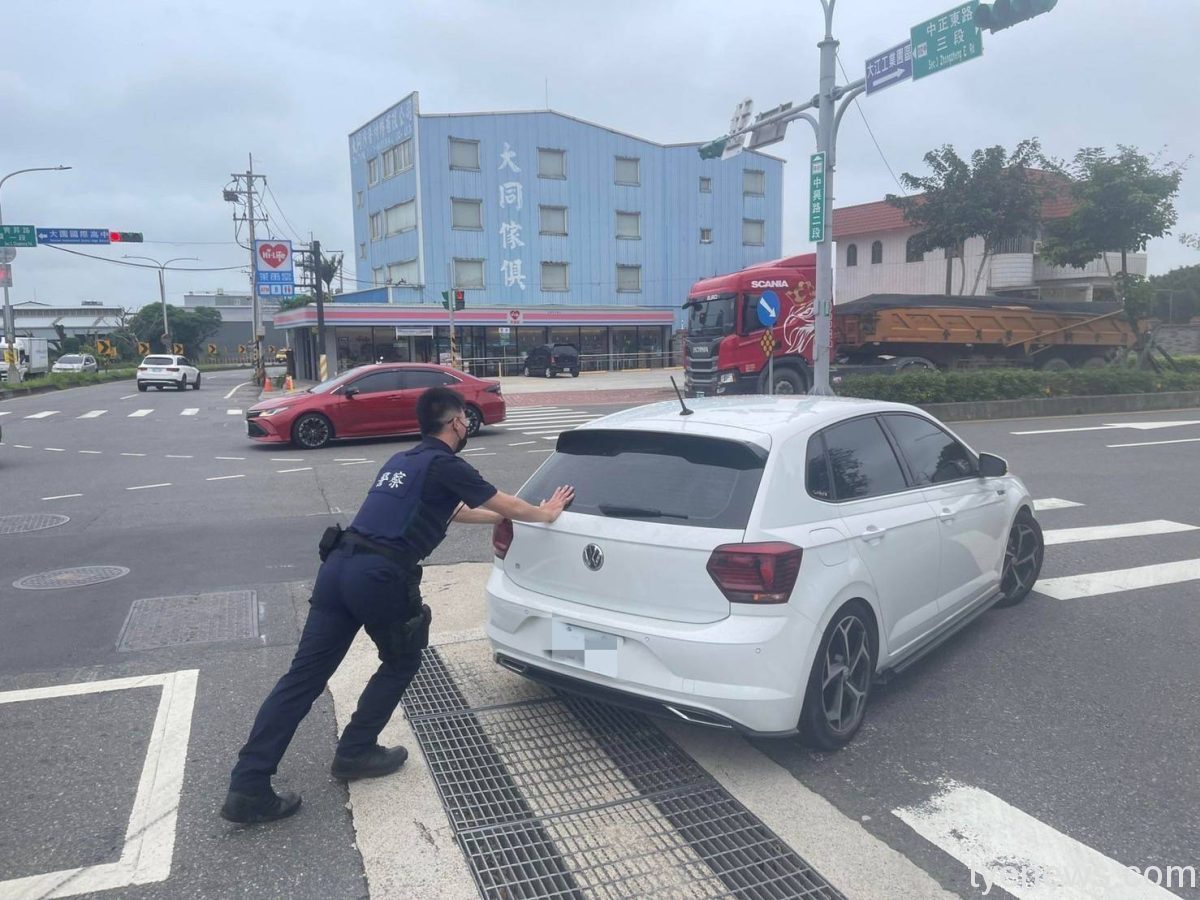 愛車突拋錨擋路女子急哭 大園警推車解圍