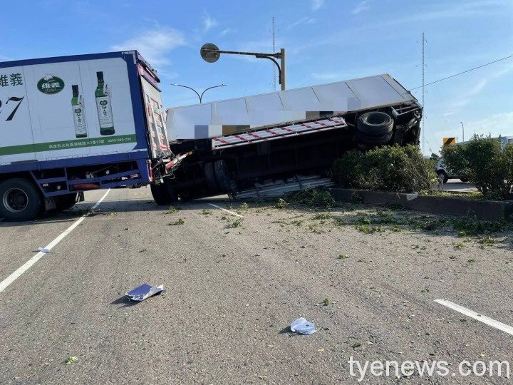 【有片】聯結車爆胎衝撞分隔島橫躺路面 14609