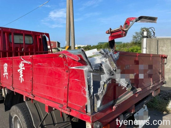 【有片】聯結車爆胎衝撞分隔島橫躺路面 14612