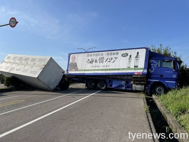 【有片】聯結車爆胎衝撞分隔島橫躺路面 14613