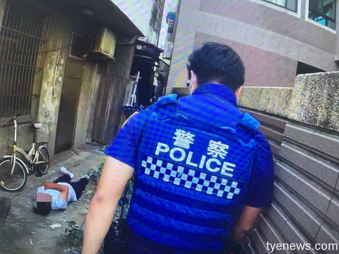 男大白天醉倒巷弄中 大園警得知原因暖心安慰 147926