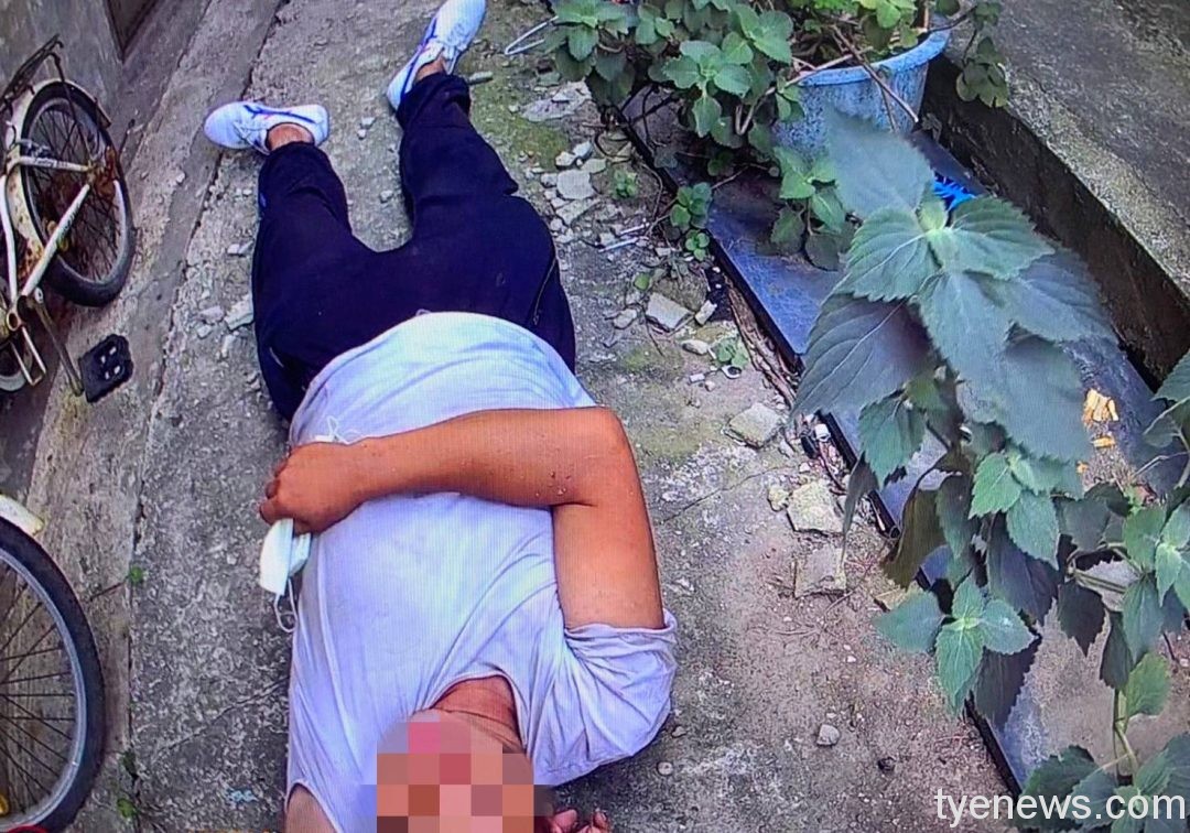 男大白天醉倒巷弄中 大園警得知原因暖心安慰