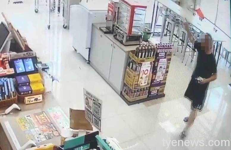 躁鬱男超商咆哮嚇跑客人 觀音警消將其強制送醫 148651