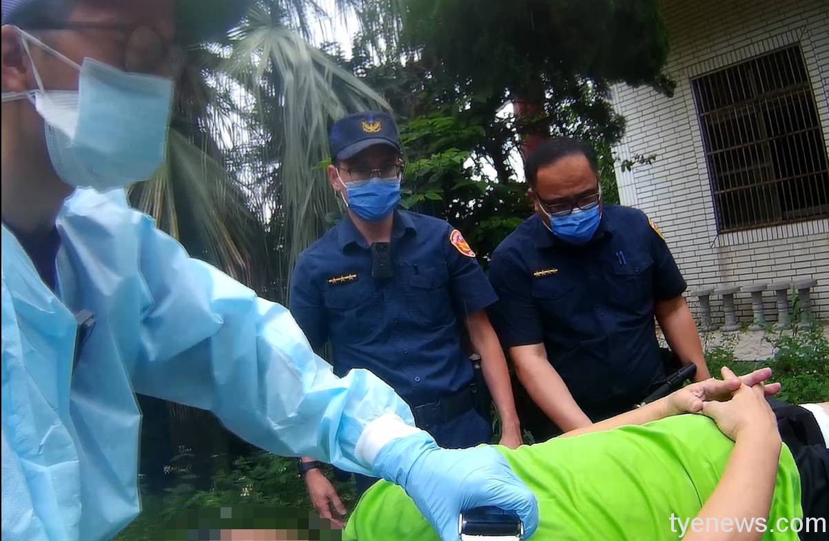 躁鬱男超商咆哮嚇跑客人 觀音警消將其強制送醫 148653
