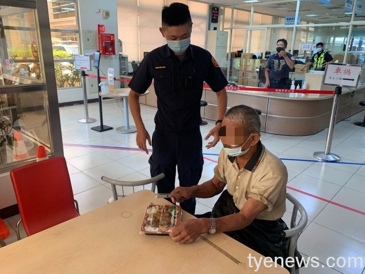 失智翁沒穿褲子坐路邊 新屋分駐所暖警助返家 15 1 3