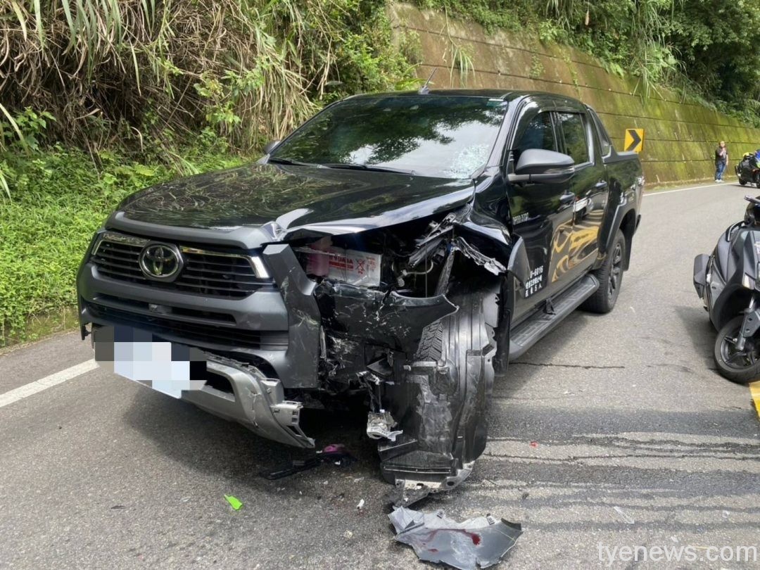 【有片】疑過彎失速撞爛車頭 騎士躺地動彈不得