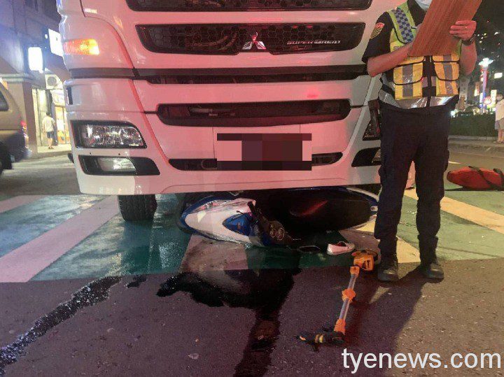 【有片】女子停預拌混凝土車前等紅燈 疑視線死角遭撞骨折 155790