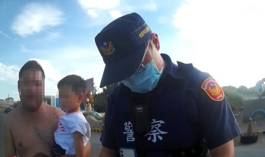 2歲男童竹圍漁港走失急哭 大園警協尋父母 156191