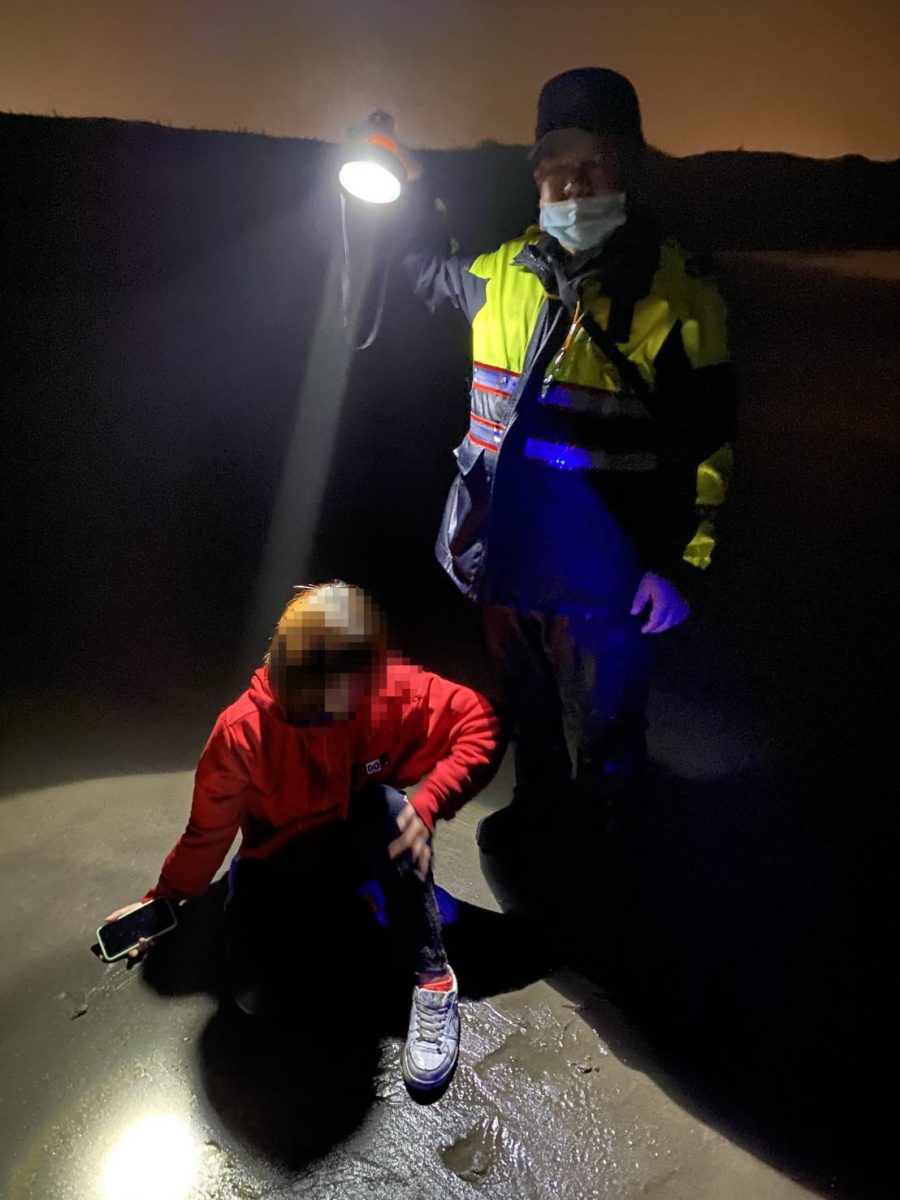 失意女看海恍神險遭滅頂 竹圍派出所及時阻憾