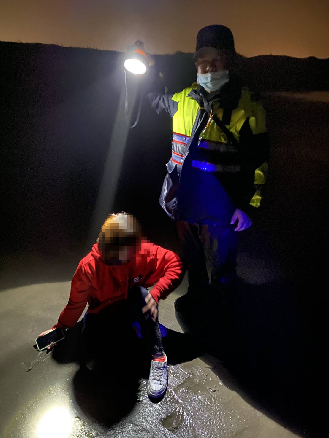失意女看海恍神險遭滅頂 竹圍派出所及時阻憾 1575