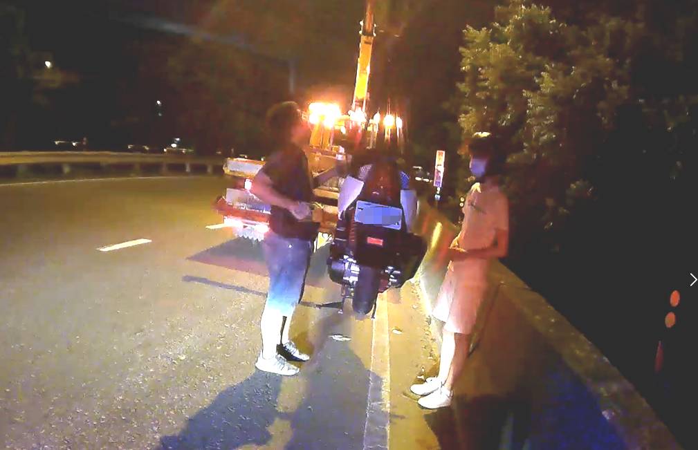 國道飆風哥?機車誤闖交流道 大園警攜手拖吊業者化解驚魂 158444
