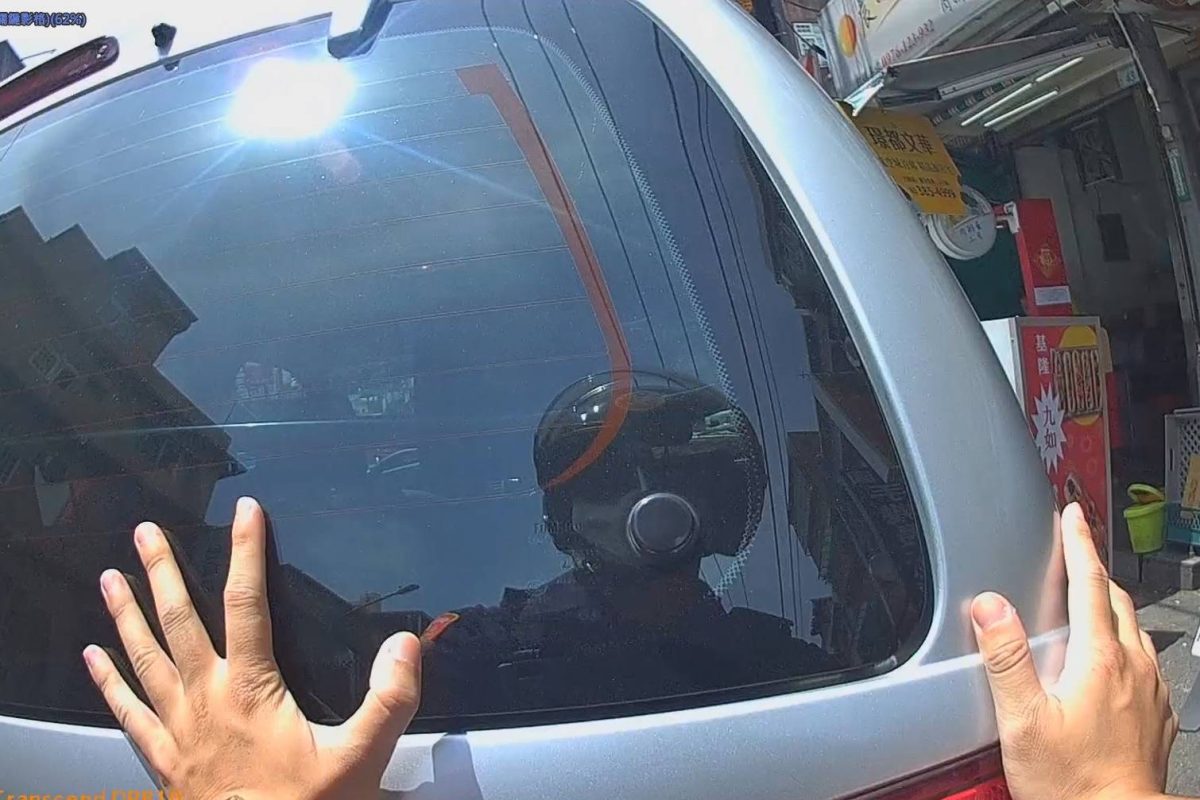 買午餐遇車拋錨被狂按喇叭 大園警頂烈日推車恢復交通順暢 159236 scaled 1