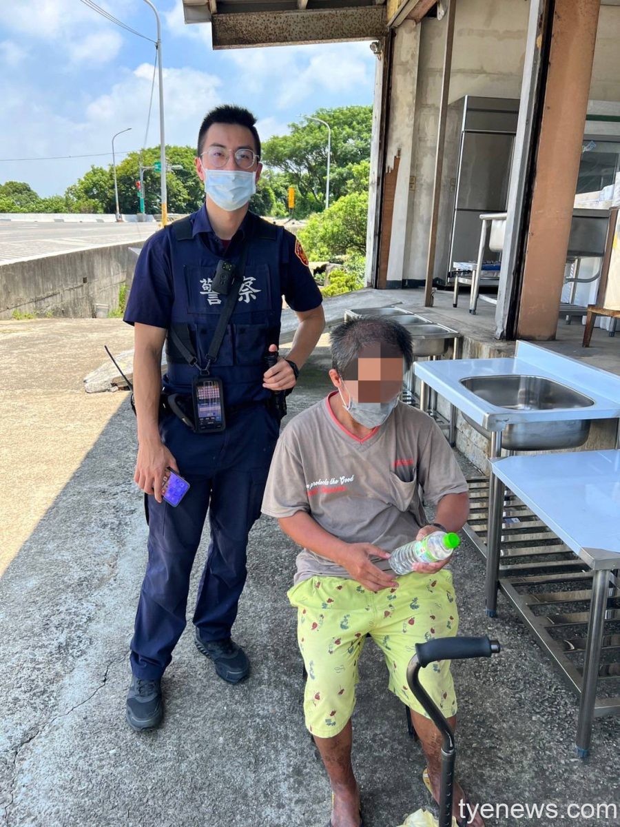 精障男拄拐杖趴趴走迷路 口袋掏這個讓大園警助其返家 160577 scaled 1
