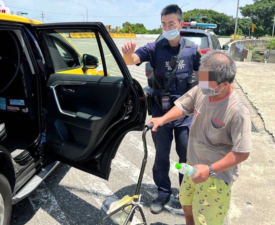 精障男拄拐杖趴趴走迷路 口袋掏這個讓大園警助其返家 160578 scaled e1658719958912