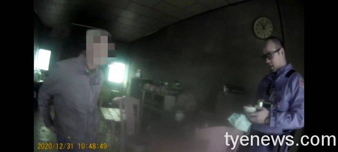 八旬老翁寒流中迷途 大竹派出所暖警協助返家 1609557414799