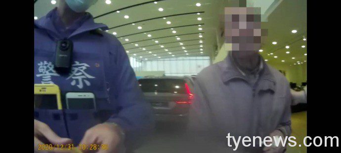 八旬老翁寒流中迷途 大竹派出所暖警協助返家 1609557417270
