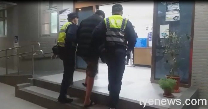 【有片】車燈太刺眼!醉男持安全帽痛K騎士 1612151460192