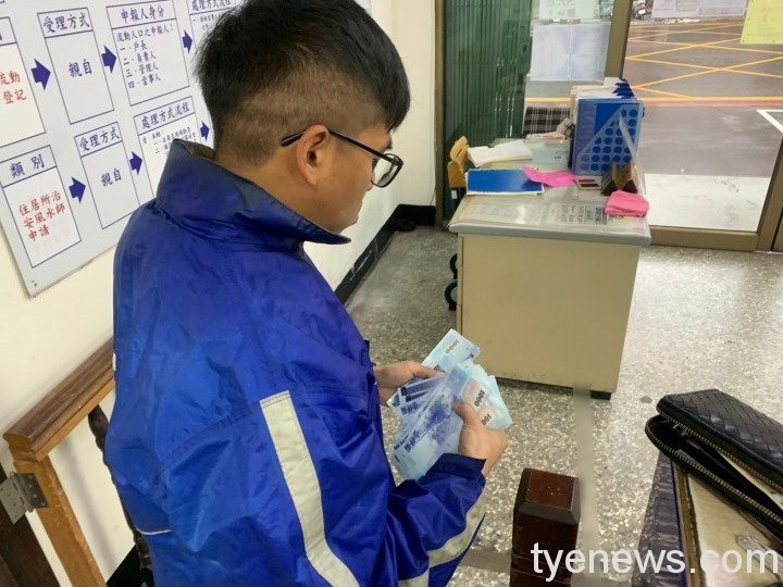 男子遺失8萬現金 路人拾獲交警處理 1613113681074