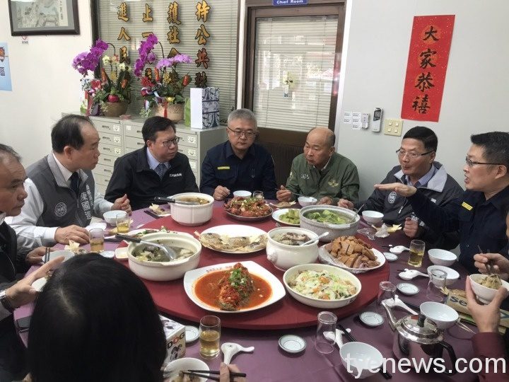 慰勞警察辛勞!鄭文燦赴平鎮分局展現好廚藝 1613116185745