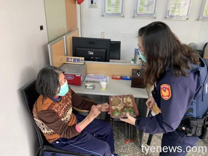 老婦春節拜拜走失 宋屋所暖警及時協助返家 1613186740933