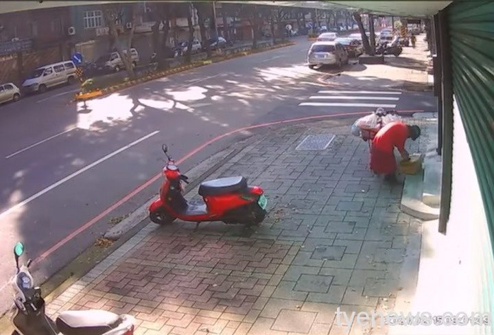 【有片】婦人疑順手牽羊偷菜 店家堅持提告送辦 1613450542460