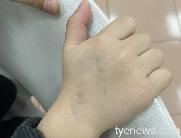 武陵所員警助迷途男童找媽媽 關鍵全憑手背上「號碼」 1615705749307