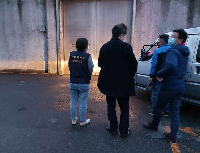 窗簾公司欠稅800萬元不肯繳 瘋狂脫產法官也傻眼 1616465791529