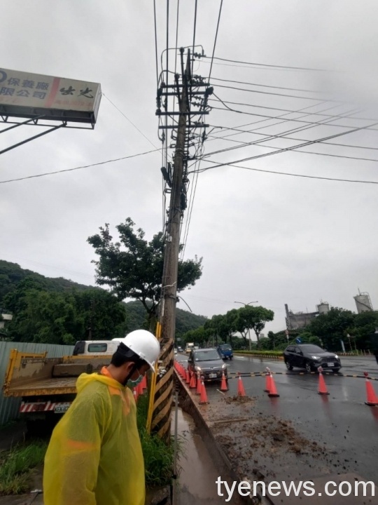桃園市政府施作水溝導致電桿傾斜樹木碰觸引起桃園、龜山大停電。圖:台電桃園區營業處提供 桃園市政府施作水溝導致電桿傾斜樹木碰觸引起桃園、龜山大停電。圖:台電桃園區營業處提供