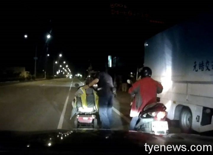 電動輔助車深夜「雕掐」外社所員警推車助返家 1620969107297