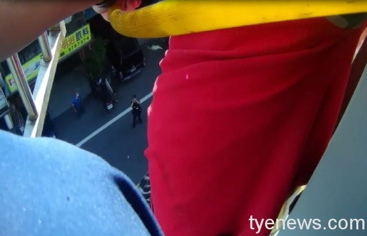 【有片】六旬婦執意出門驚險攀5樓鐵窗 警消出動及時救援 1623810767479