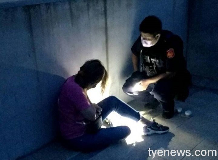 單親媽失業失意頂樓飲酒喧嘩發洩 大園警到場安撫開導 1625815485947