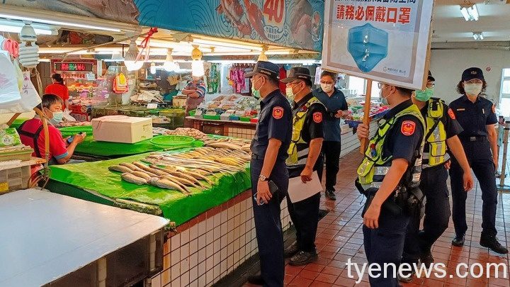 大園警上街加強巡查 強制戴口罩 16287