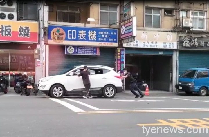 桃園警分局大樹派出所巡邏員警經過,協助推車至安全地點。圖:邱怡芳翻攝 桃園警分局大樹派出所巡邏員警經過,協助推車至安全地點。圖:邱怡芳翻攝