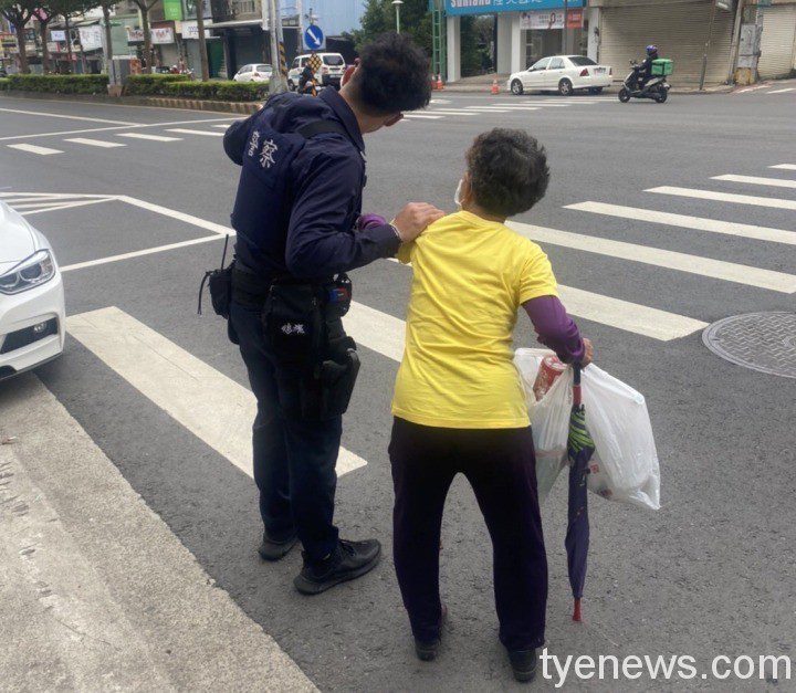 老婆婆撿拾資源回收迷途 平鎮警發現平安護送返家 1635691005148