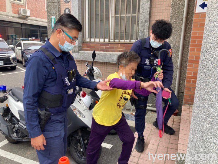 老婆婆撿拾資源回收迷途 平鎮警發現平安護送返家 1635691005175