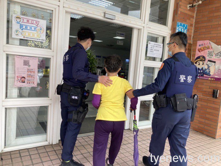 老婆婆撿拾資源回收迷途 平鎮警發現平安護送返家 1635691005187