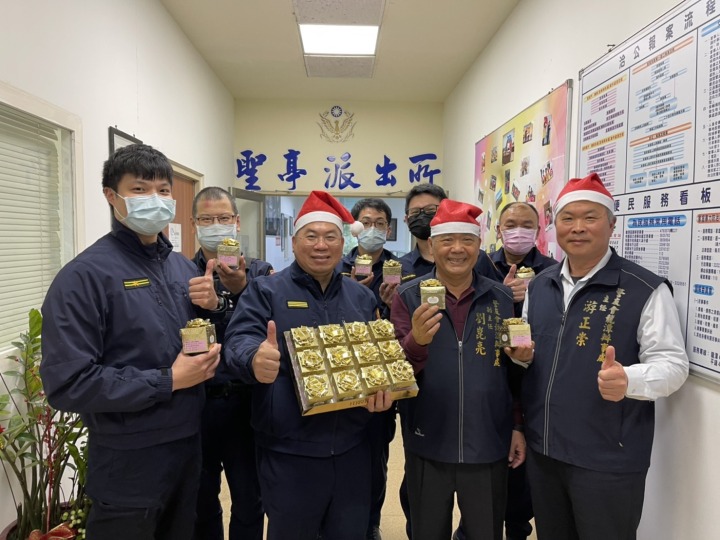 1640427259915 龍潭分局長蔡啟仁扮成聖誕老人走進龍潭警分局各派出所,分送員警聖誕禮物。