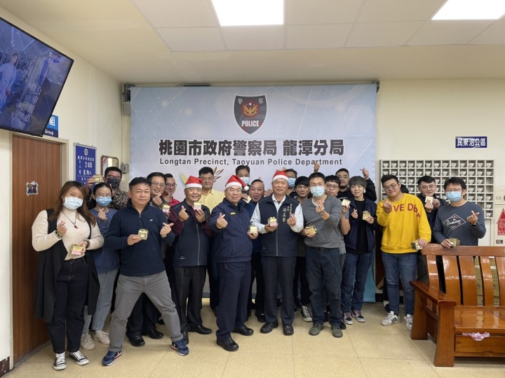 1640427271757 龍潭分局長蔡啟仁扮成聖誕老人走進龍潭警分局各派出所,分送員警聖誕禮物。