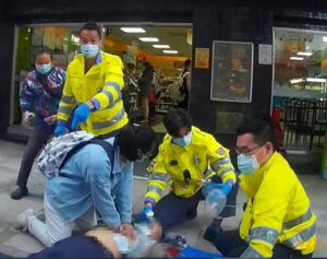 【有片】爺爺路倒危在旦夕!熱心民眾CPR搶時間 家屬盼尋恩人