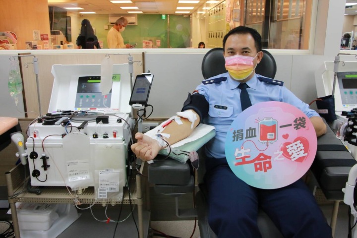 劉駿耀認為捐血是一個助人志業，並鼓勵青年學子，養成定期捐血的習慣。圖：諶志明翻攝