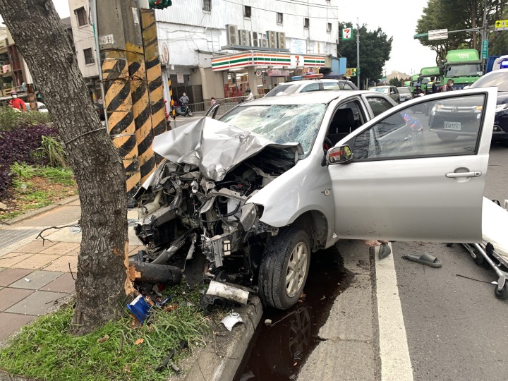 1642686018491 82歲沈姓老翁駕駛的銀色自小客車,車頭全毀。圖:民眾提供