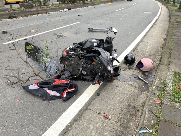 1642686047610 林姓男子的機車被追撞後,亦面目全非。圖:民眾提供