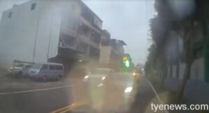 【有片】兩線道遇逆向高速超車 騎士嚇：差點看不到明天太陽