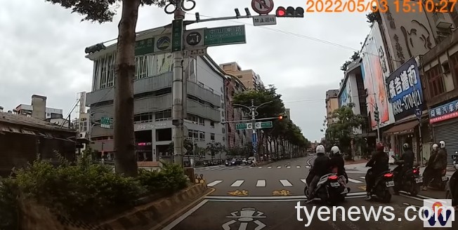 【有片】不滿遭按喇叭 騎士怒拔鑰匙丟馬路超傻眼 1651721194056