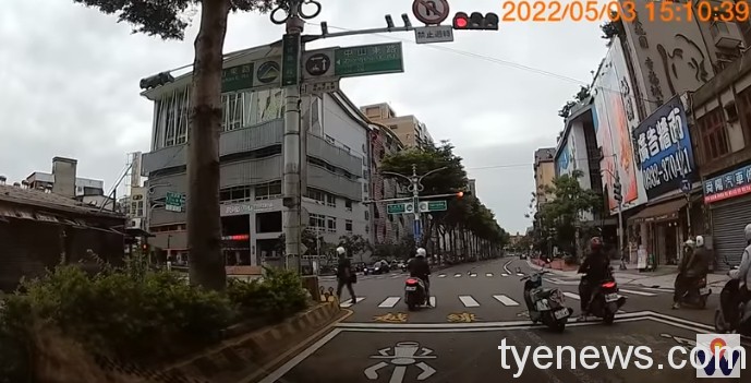 【有片】不滿遭按喇叭 騎士怒拔鑰匙丟馬路超傻眼 1651727688819